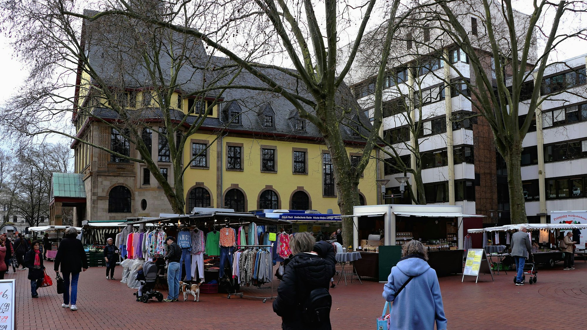 Das Bild zeigt den Wochenmarkt vor dem Rathaus in Frechen.