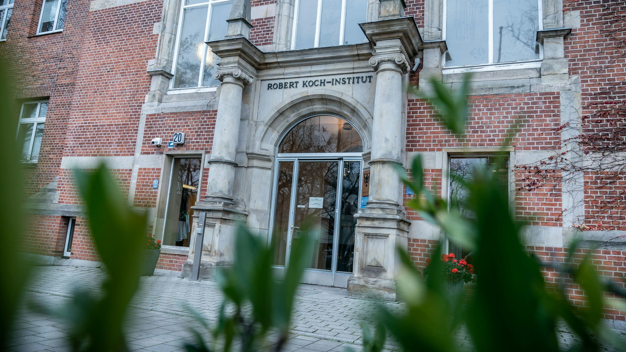 Der Eingang zum Robert Koch-Institut (RKI) im Dezember 2020.