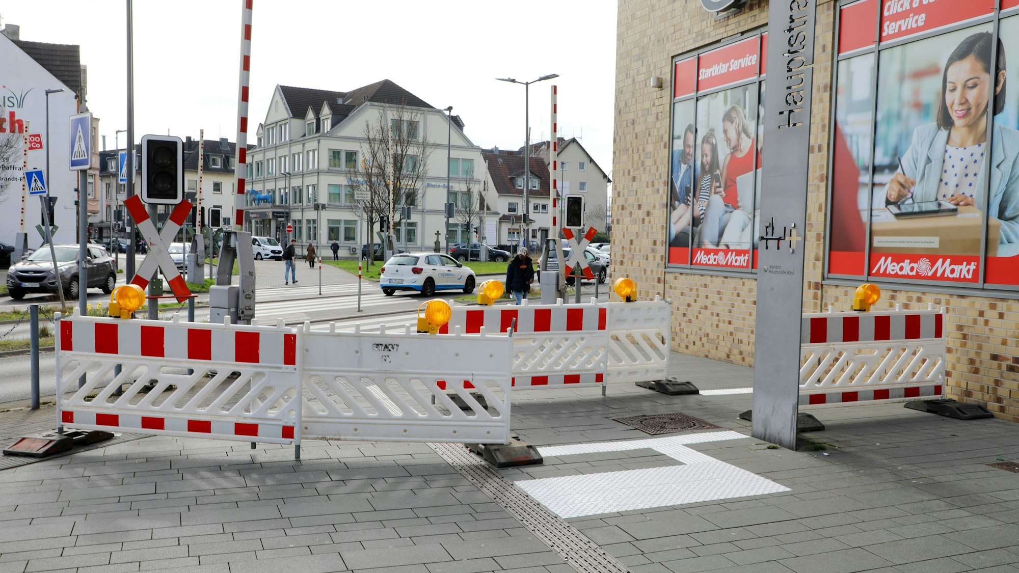 Rot-weiße „Umlaufsperren“ stehen am Ausgang der Fußgängerzone, um Radler vor dem Zebrastreifen am Driescher Kreisel zum Absteigen zu bewegen.