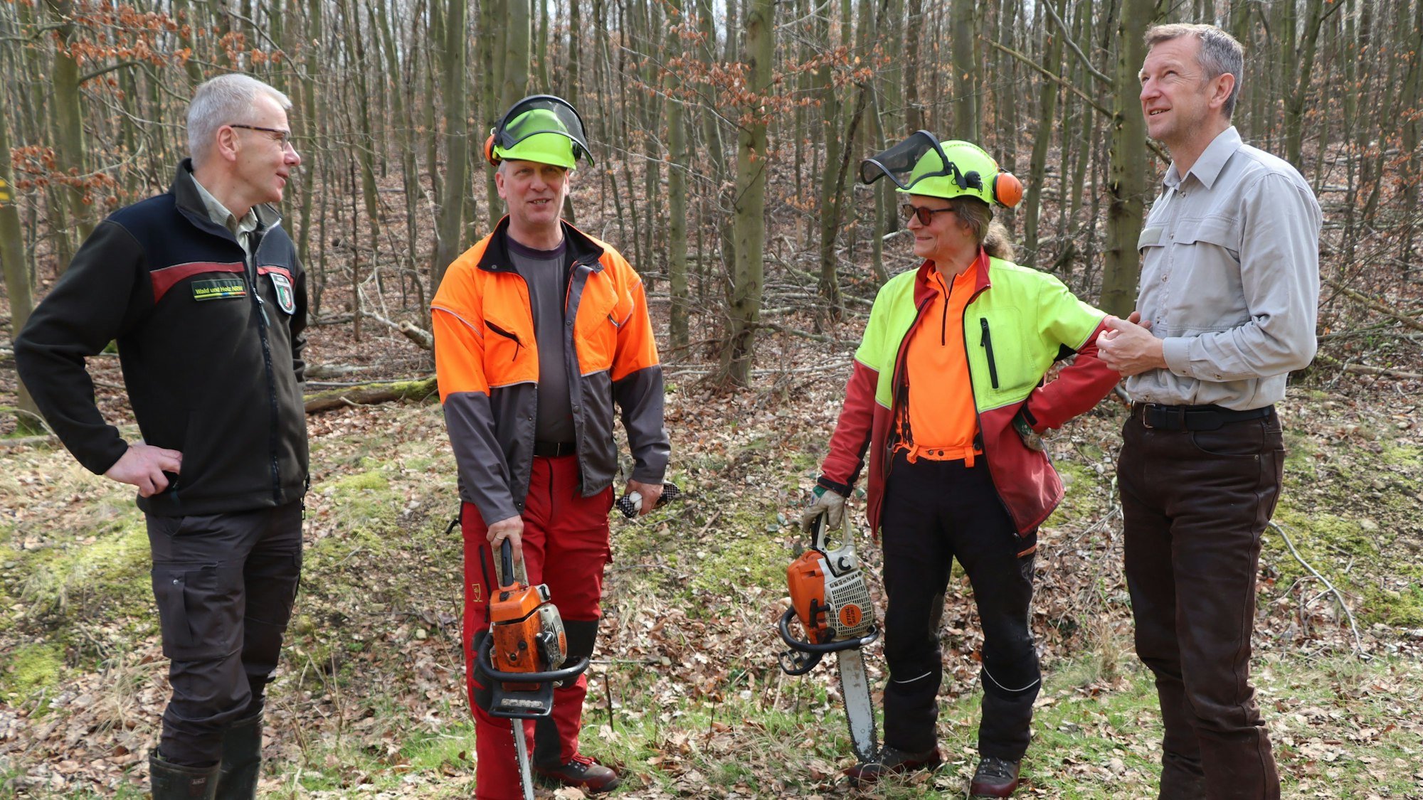 Forstamtsleiter Stephan Schütte mit Revierförster Frank Mayer und den Mitarbeitern, die aktuell im jungen Buchenwald arbeiten.