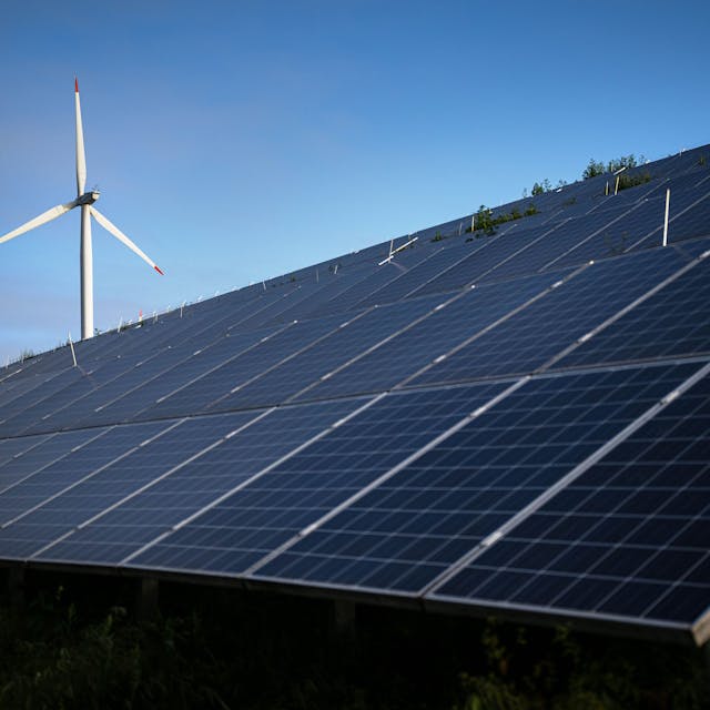 Windkraftanlagen stehen hinter Photovoltaikanlagen auf der Blocklanddeponie.