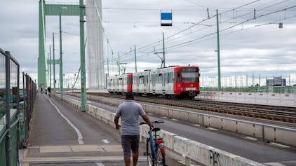 Eine KVB-Bahn fährt über die Mühlheimer Brücke
