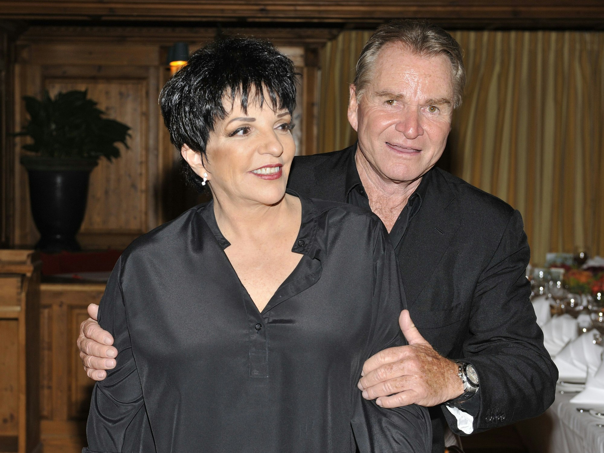 Die Entertainerin Liza Minnelli und der Schauspieler Fritz Wepper posieren 2009 in München.