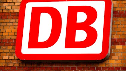 Ein Schild mit dem Logo der Deutschen Bahn (DB) leuchtet am Bremer Hauptbahnhof.&nbsp;