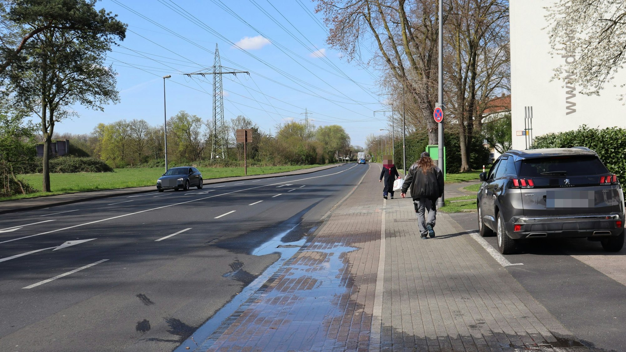 Mülheims Bezirksvertretung will auf der Brachfläche westlich der Honschaftsstraße (l.) Parkplätze für LKW und Kleinlaster anlegen lassen.
