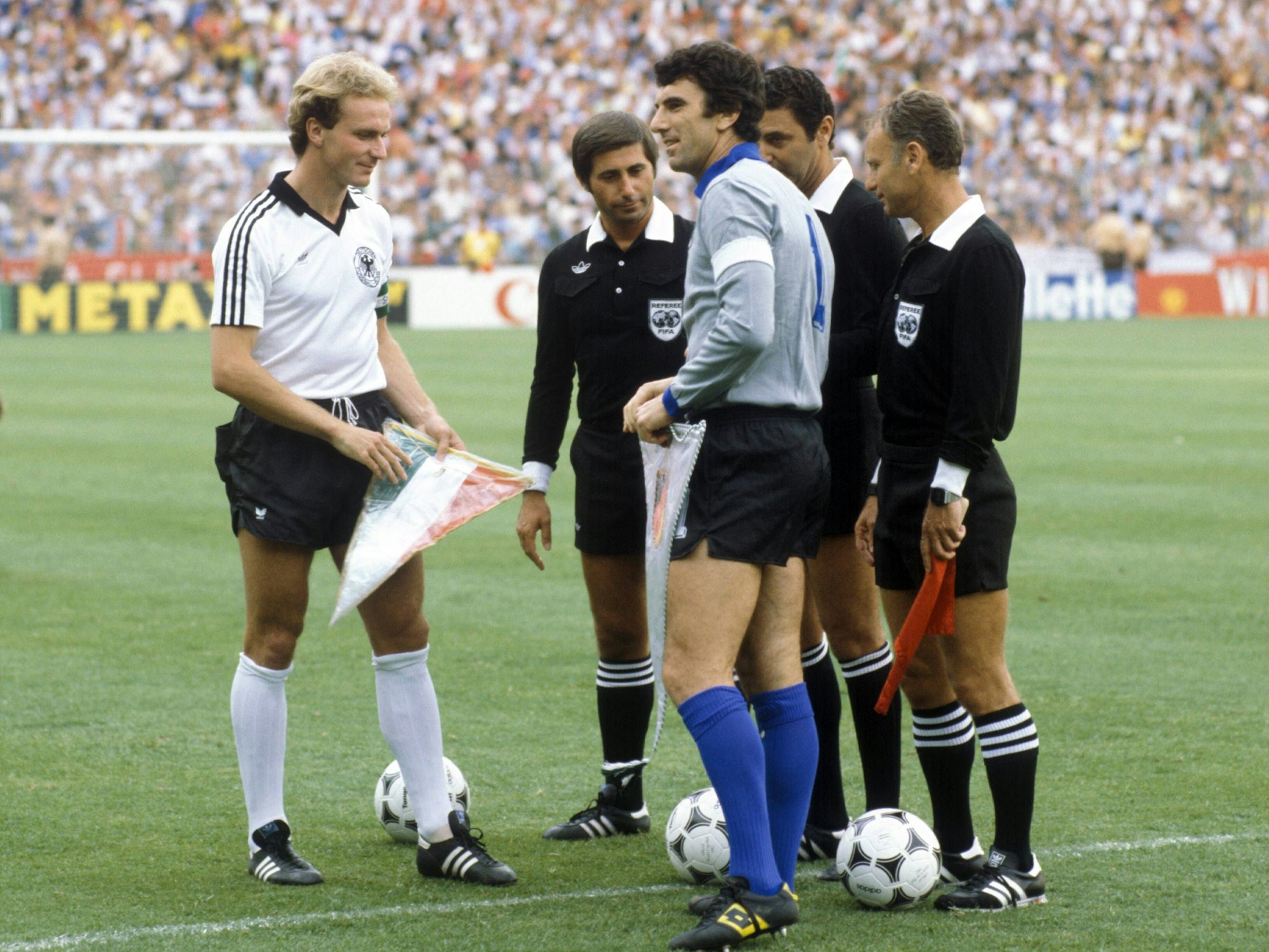 Karl-Heinz Rummenigge tauscht mit dem italienischen Torwart und Kapitän Dino Zoff vor dem WM-Finale 1982 die Verbandswimpel.