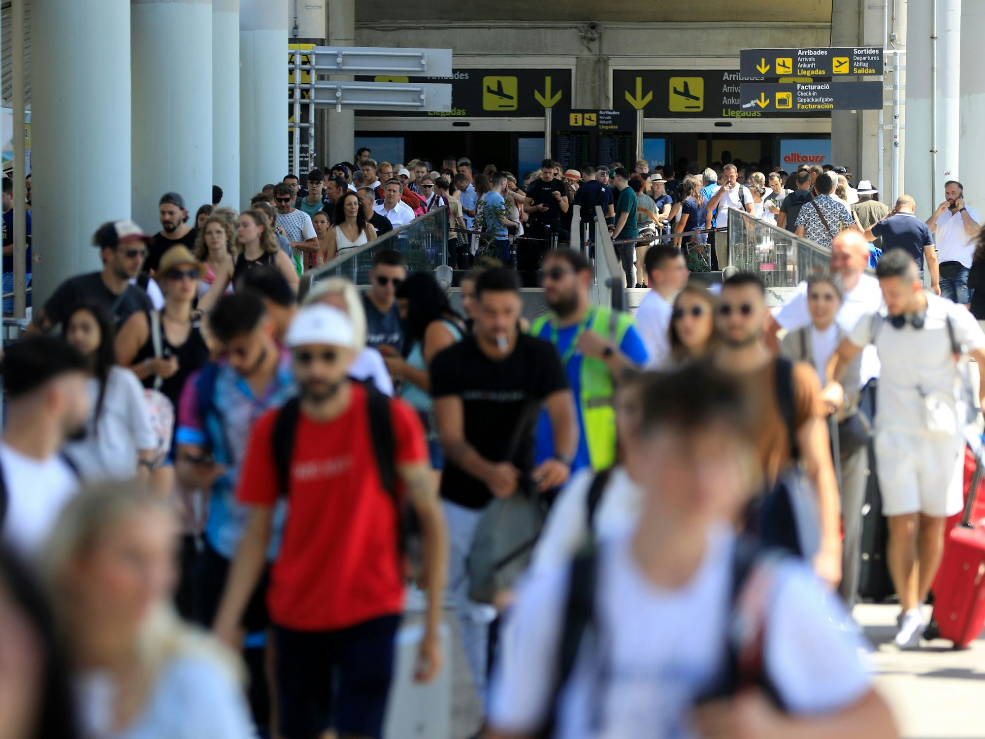 Reisende gehen am Flughafen von Mallorca. An Ostern könnte 2024 ein erhöhtes Aufkommen von Passagieren zu langen Wartezeiten führen.