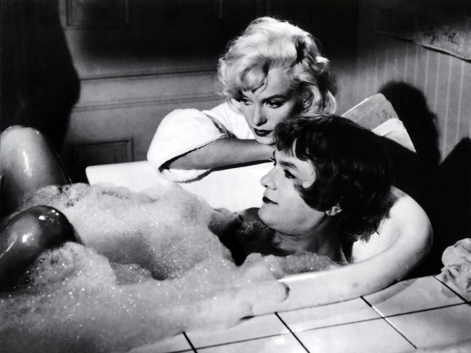 Tony Curtis mit Marilyn Monroe in einer Szene des Filmes „Manche mögen s heiß“