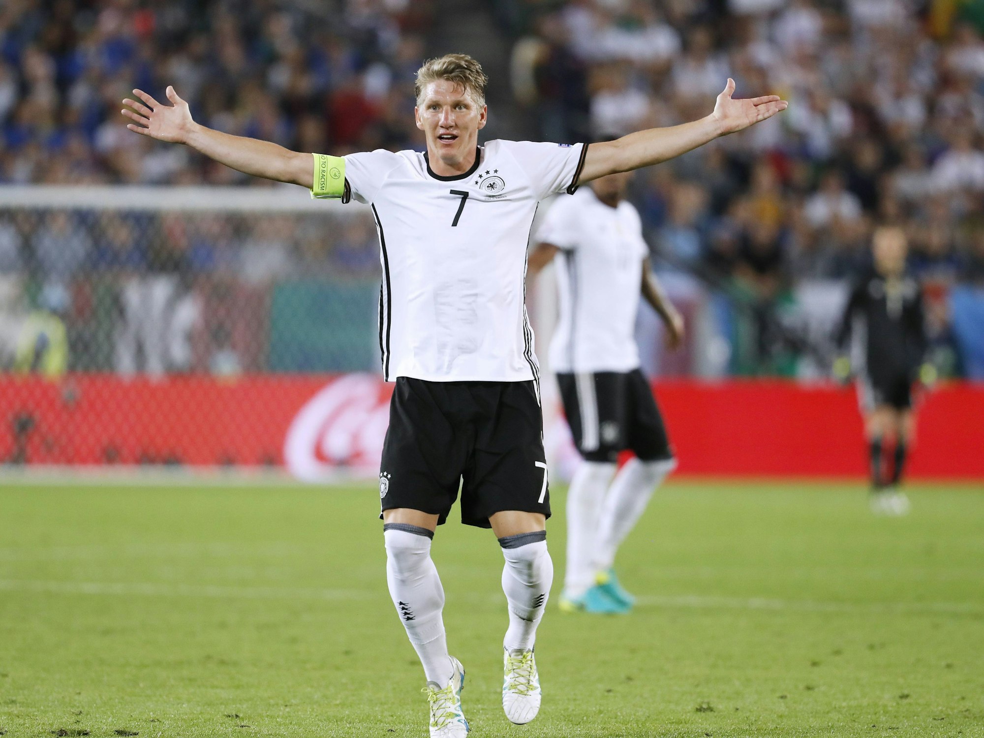 Bastian Schweinsteiger beschwert sich mit erhobenen Händen im EM-Viertelfinale 2016 gegen Italien.