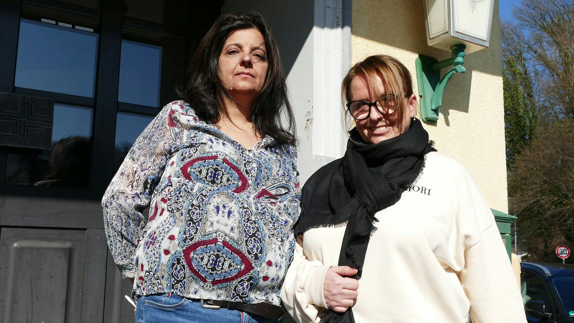 Sosanna Nikolaidou und Angela Holtmann aus dem Vorstand von „Siegburg hilft“.