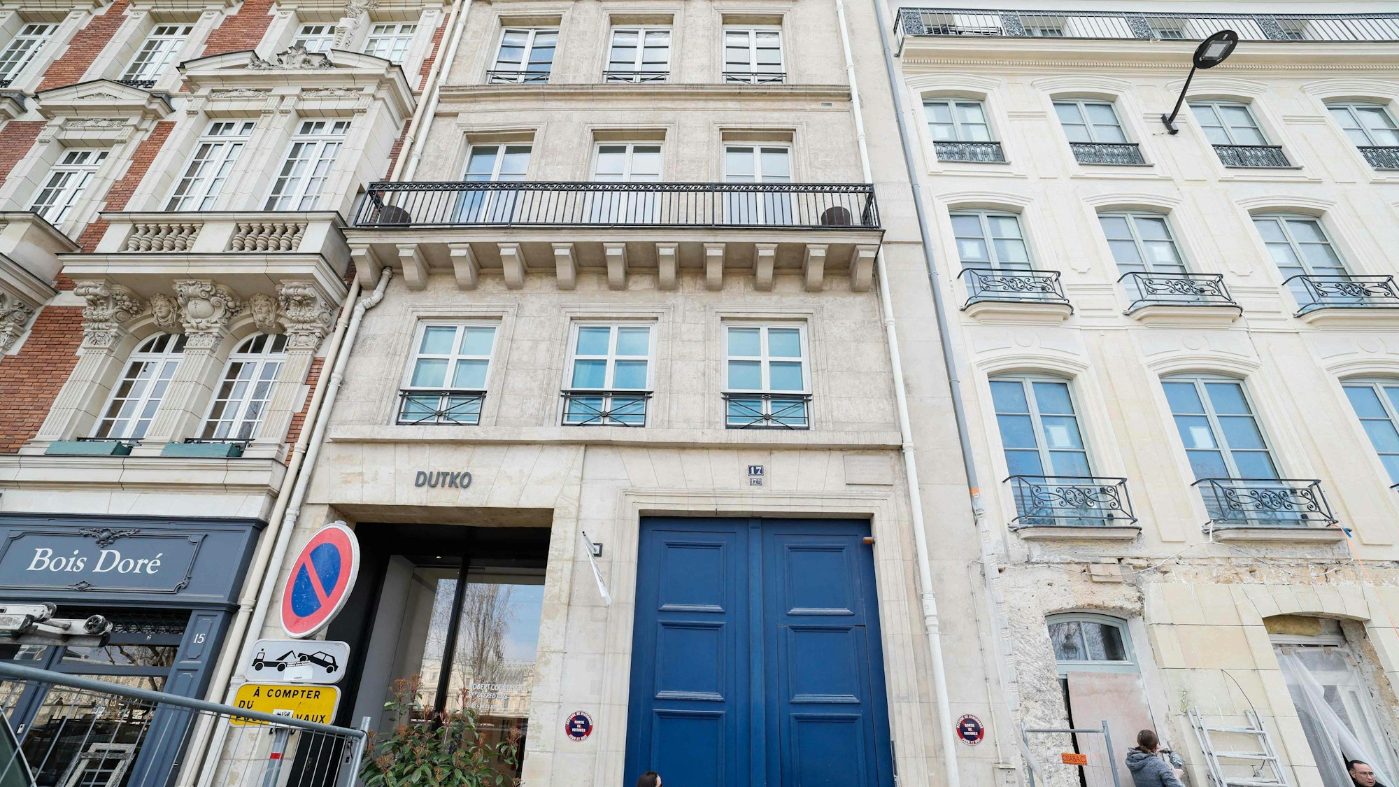 Der Eingang zur Pariser Wohnung von Karl Lagerfeld mit großer blauer Tür.