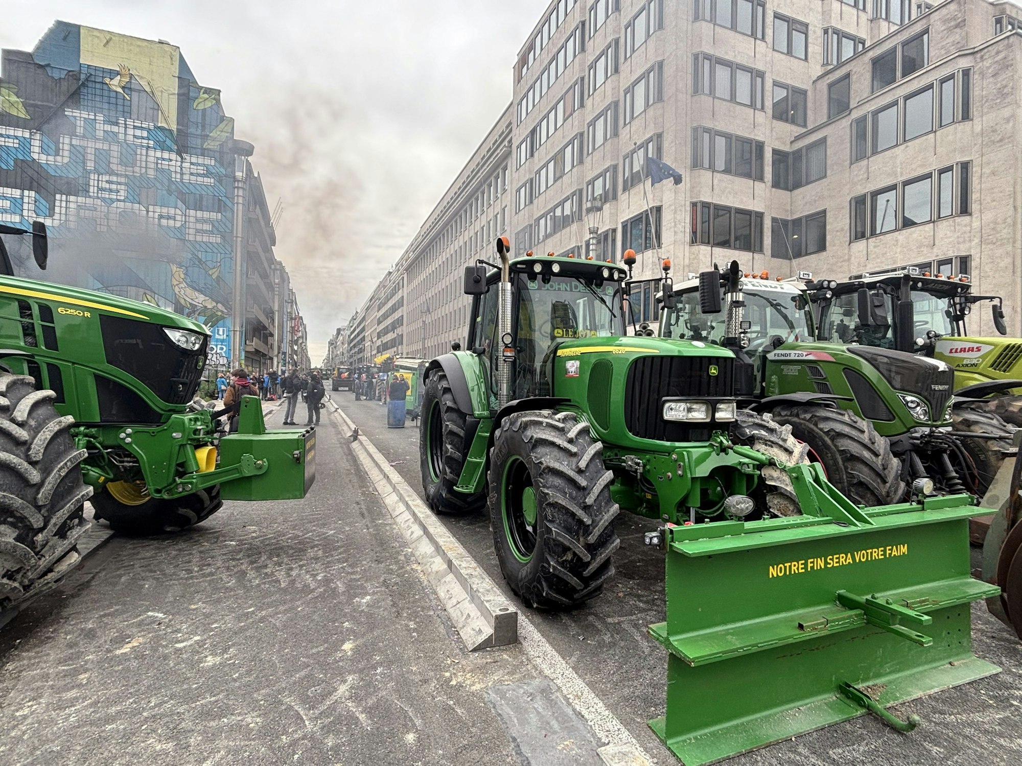 Landwirte blockieren mit ihren Traktoren eine Straße bei einem vom Bauernverband European Coordination Via Campesina (ECVC) organisierten Protest.
