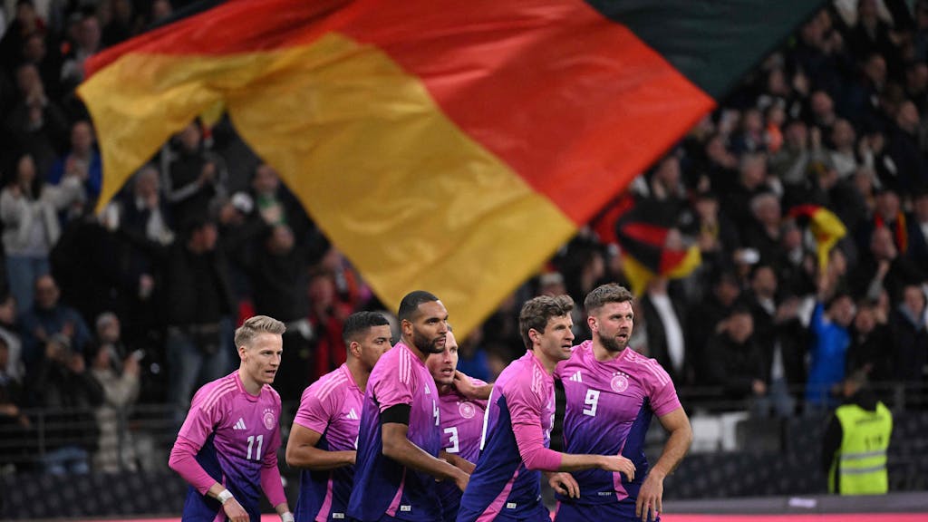 Die deutsche Mannschaft jubelt beim Spiel gegen die Niederlande.