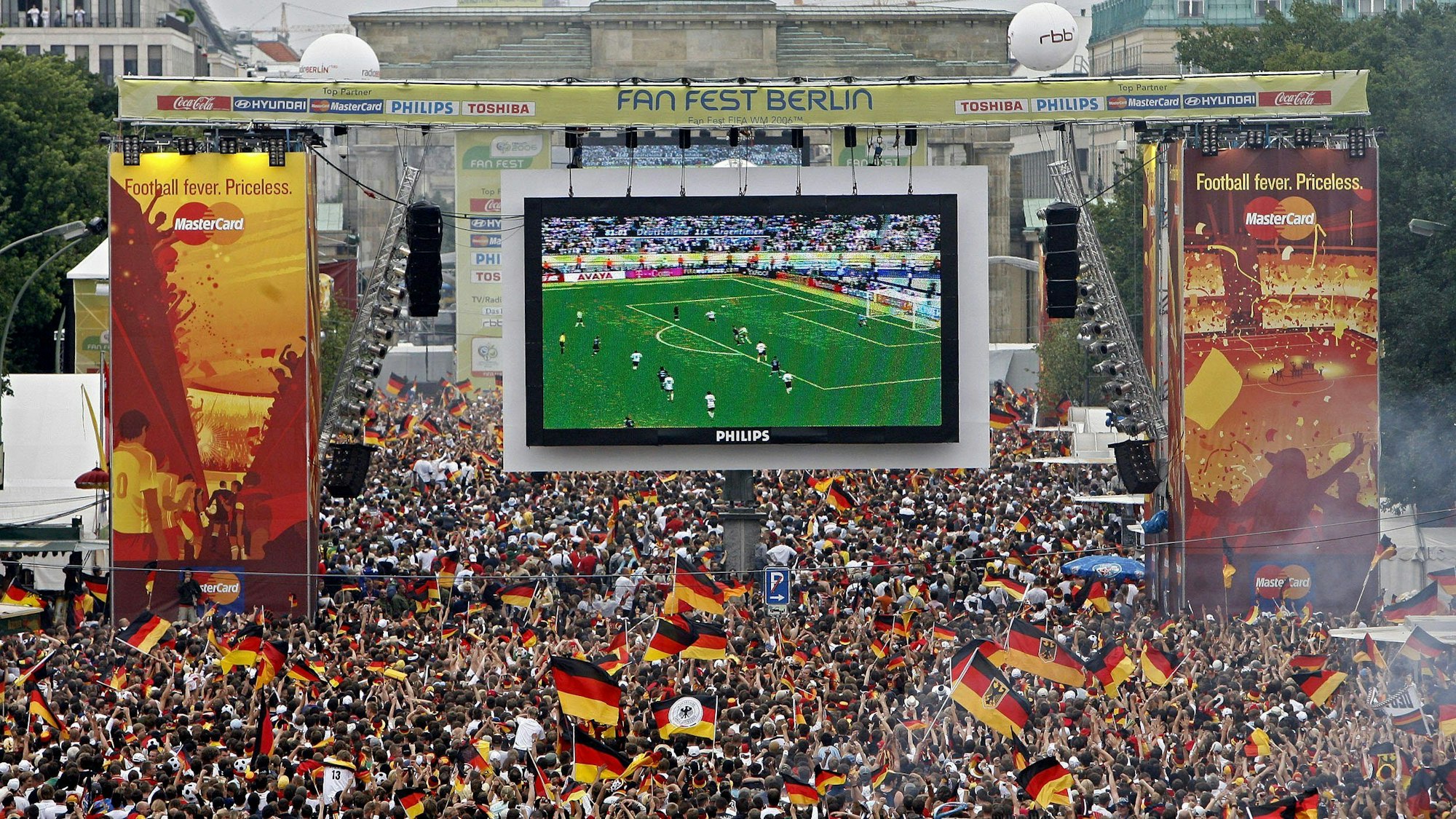 2006: Tausende Zuschauer verfolgen auf der Fanmeile am Brandenburger Tor in Berlin das WM-Fußballspiel zwischen Deutschland und Argentinien.