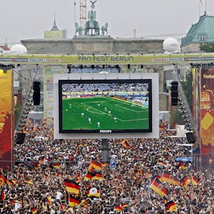 2006: Tausende Zuschauer verfolgen auf der Fanmeile am Brandenburger Tor in Berlin das WM-Fußballspiel zwischen Deutschland und Argentinien.