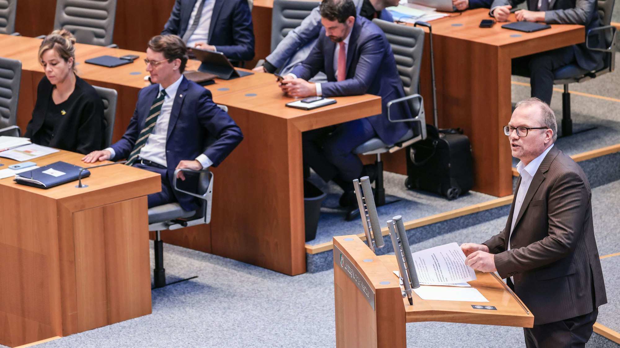 Jochen Ott (r), Fraktionsvorsitzender der SPD im Landtag, spricht im Plenum.