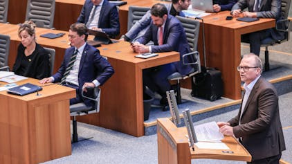 Jochen Ott (r), Fraktionsvorsitzender der SPD im Landtag, spricht im Plenum.&nbsp;