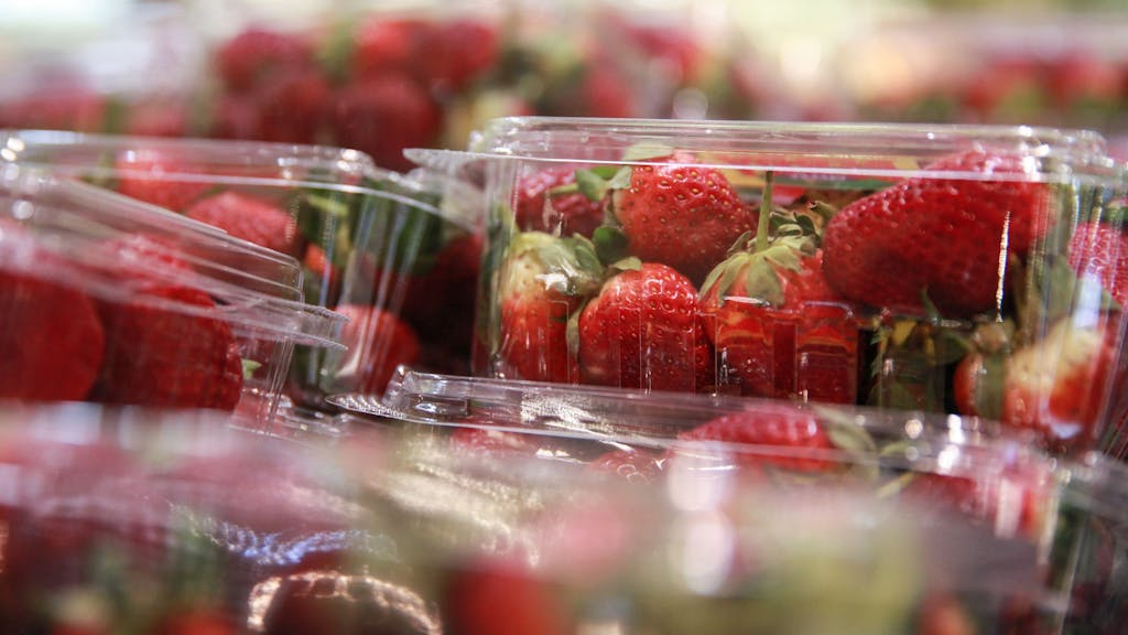 Erdbeeren stehen in einem Geschäft.