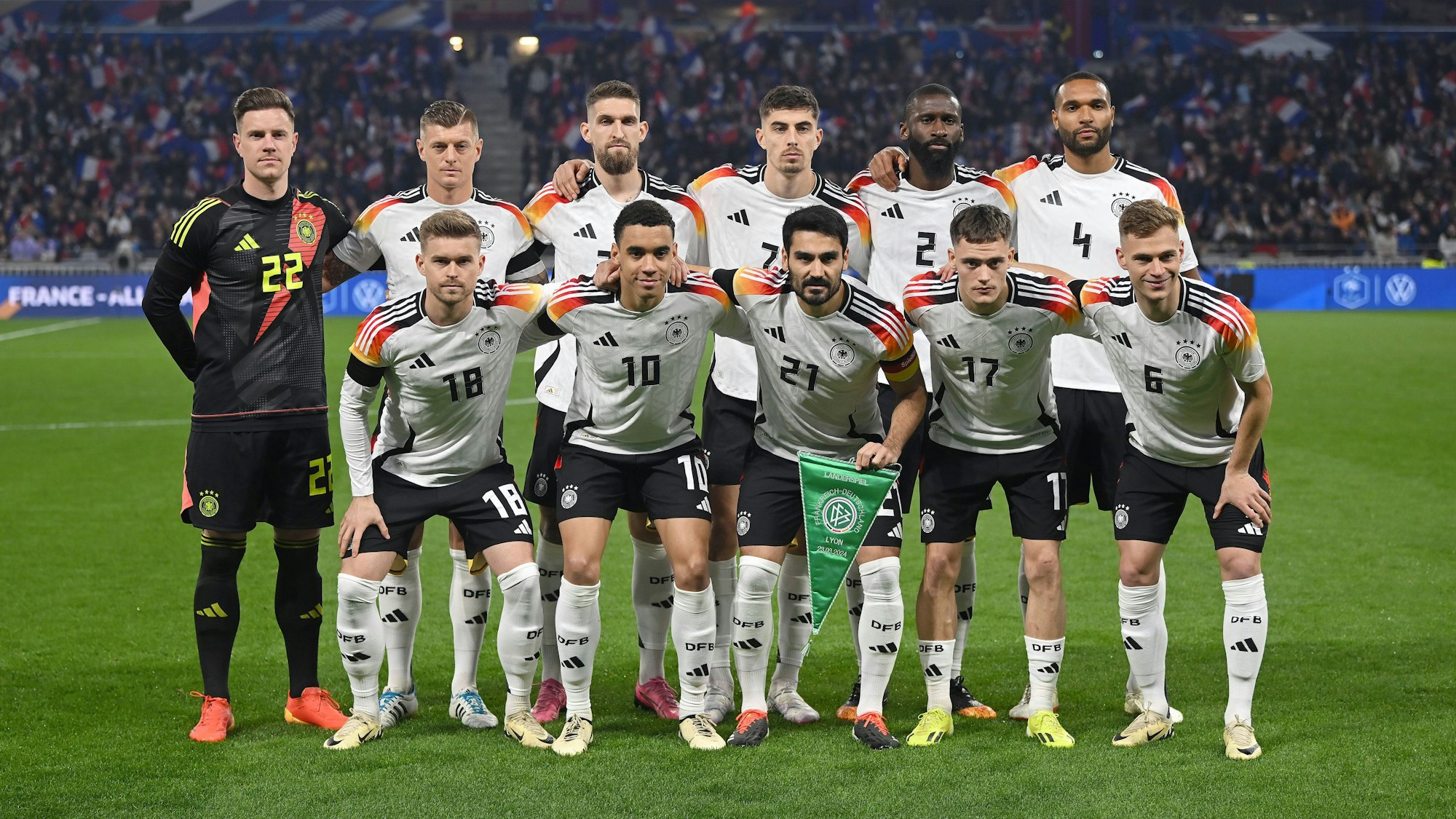 Die deutsche Fußball-Nationalmannschaft posiert vor dem Länderspiel in Lyon gegen Frankreich auf dem Rasen.