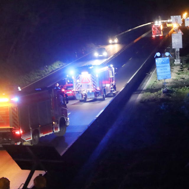 Nach einem Unfall auf der A555 im Baustellenbereich staute sich der Verkehr auf bis zu zwei Kilometer.