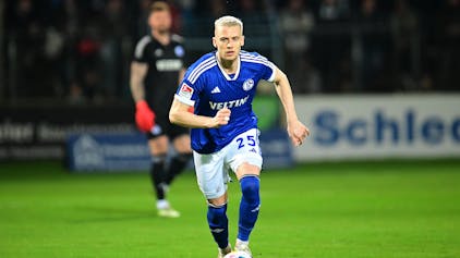 Schalke-Profi Timo Baumgartl mit Ball in Aktion.&nbsp;