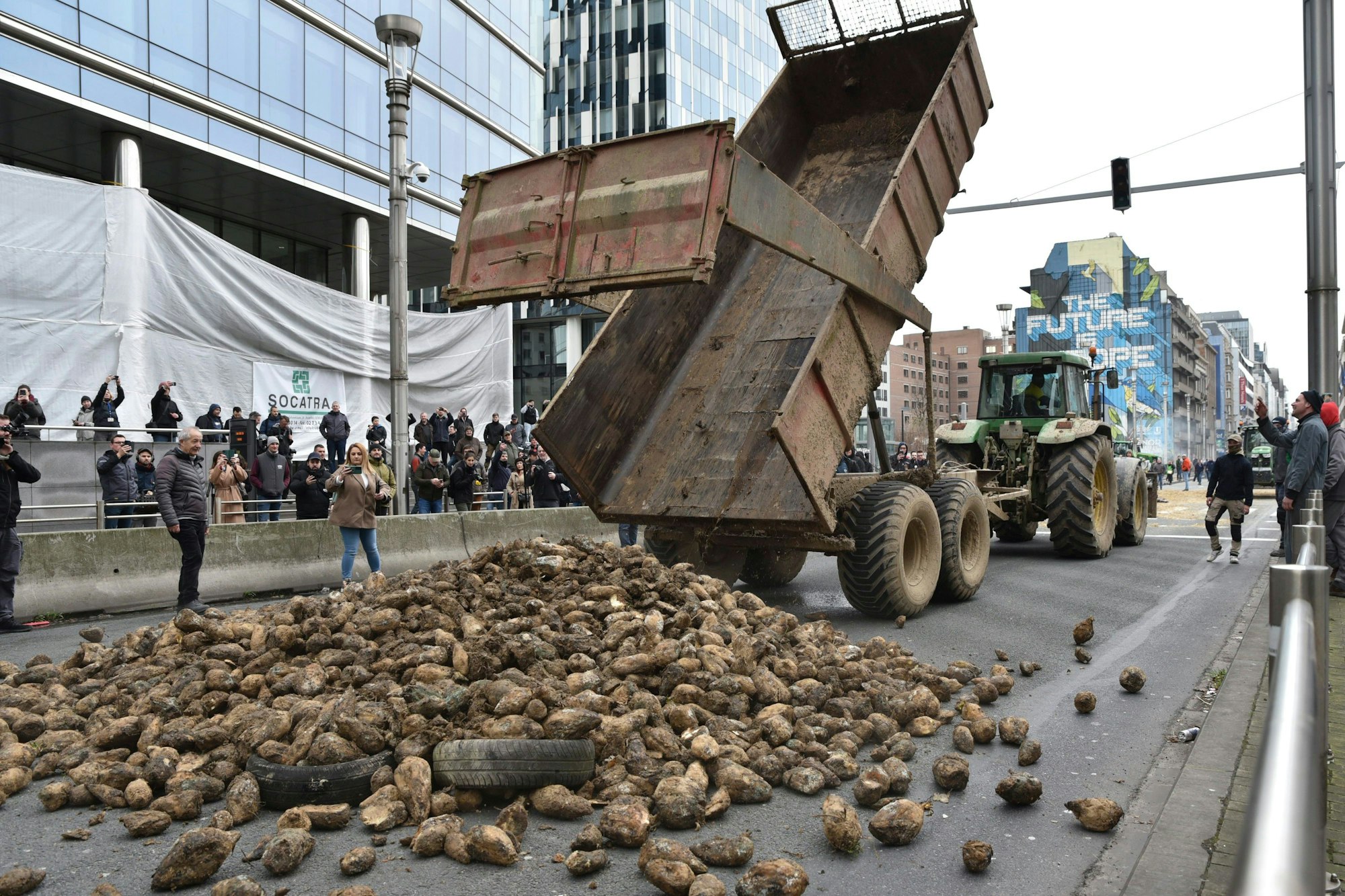 Landwirte kippen aus Protest eine Ladung Kartoffeln auf einer Hauptstraße ab