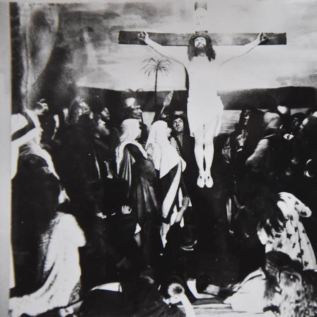 Eine alte Schwarz-Weiß-Fotografie zeigt die Kreuzigung Jesu in einem Passionsspiel.