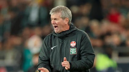 Kaiserslautern-Trainer Friedhelm Funkel ärgert sich im Spiel bei Hannover 96 am Spielfeldrand.