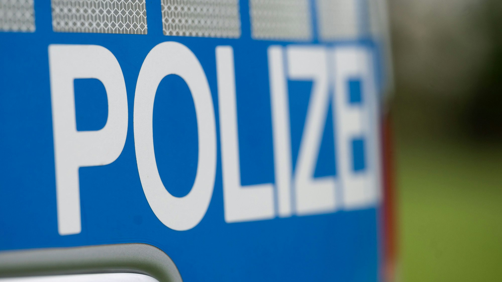 Das Wort „Polizei “steht auf der Karosserie eines Volkswagen Caddy Diesel.