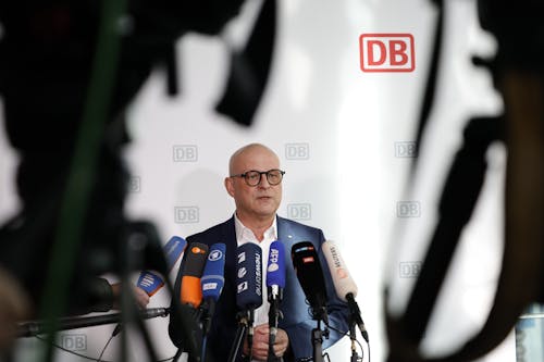26.03.2024, Berlin: Martin Seiler, Personalvorstand der Deutschen Bahn (DB), spricht mit Journalisten bei einer Pressekonferenz über die Einigung mit der GDL im Tarifkonflikt.