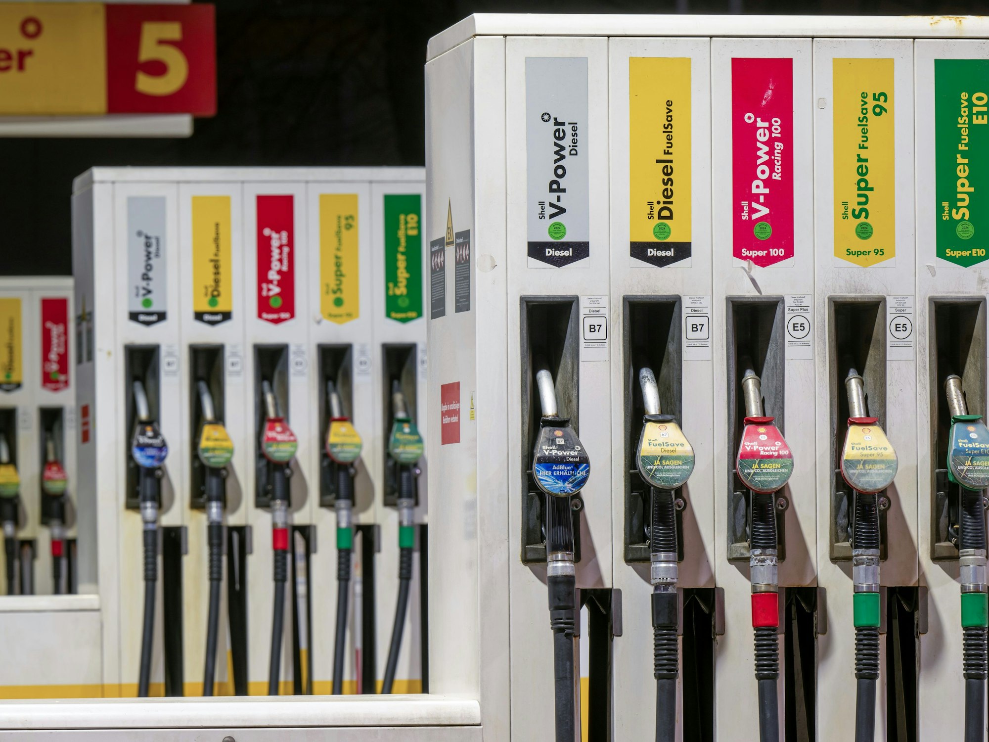 Zapfsäulen sind an einer Tankstelle in der bayerischen Landeshauptstadt zu sehen.
