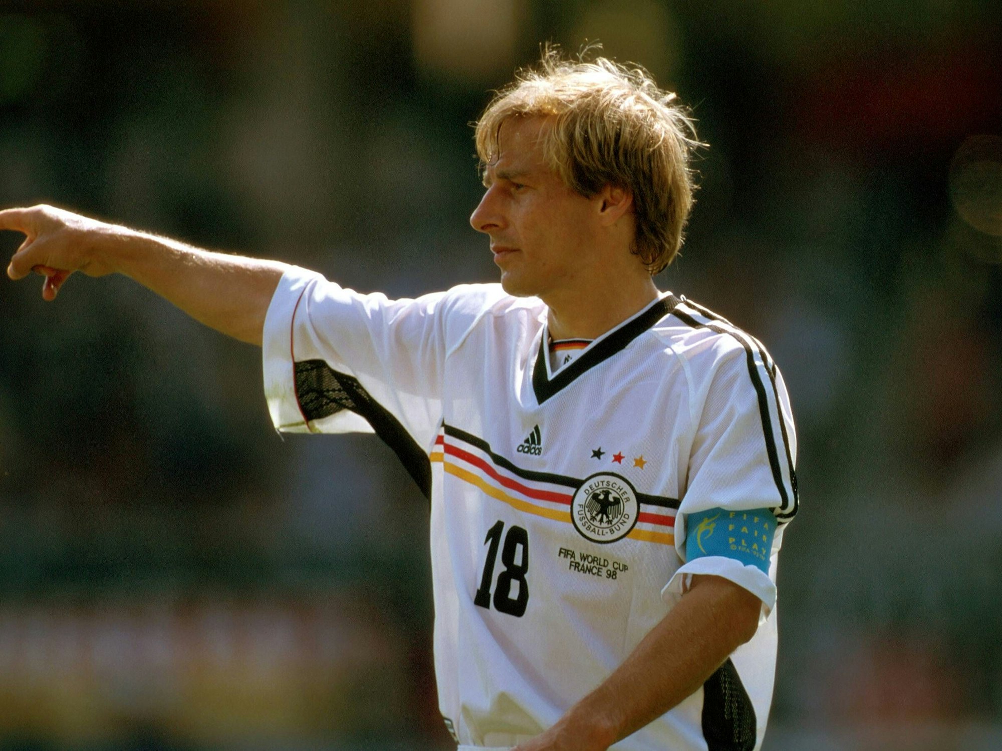 Jürgen Klinsmann gibt während eines Länderspiels gegen Mexiko bei der WM 1998 Anweisungen.