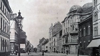 Das Foto zeigt die Kreuzung Neusser Straße und Wilhelmstraße im Jahr 1910.