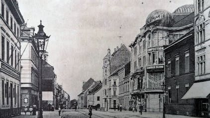 Das Foto zeigt die Kreuzung Neusser Straße und Wilhelmstraße im Jahr 1910.