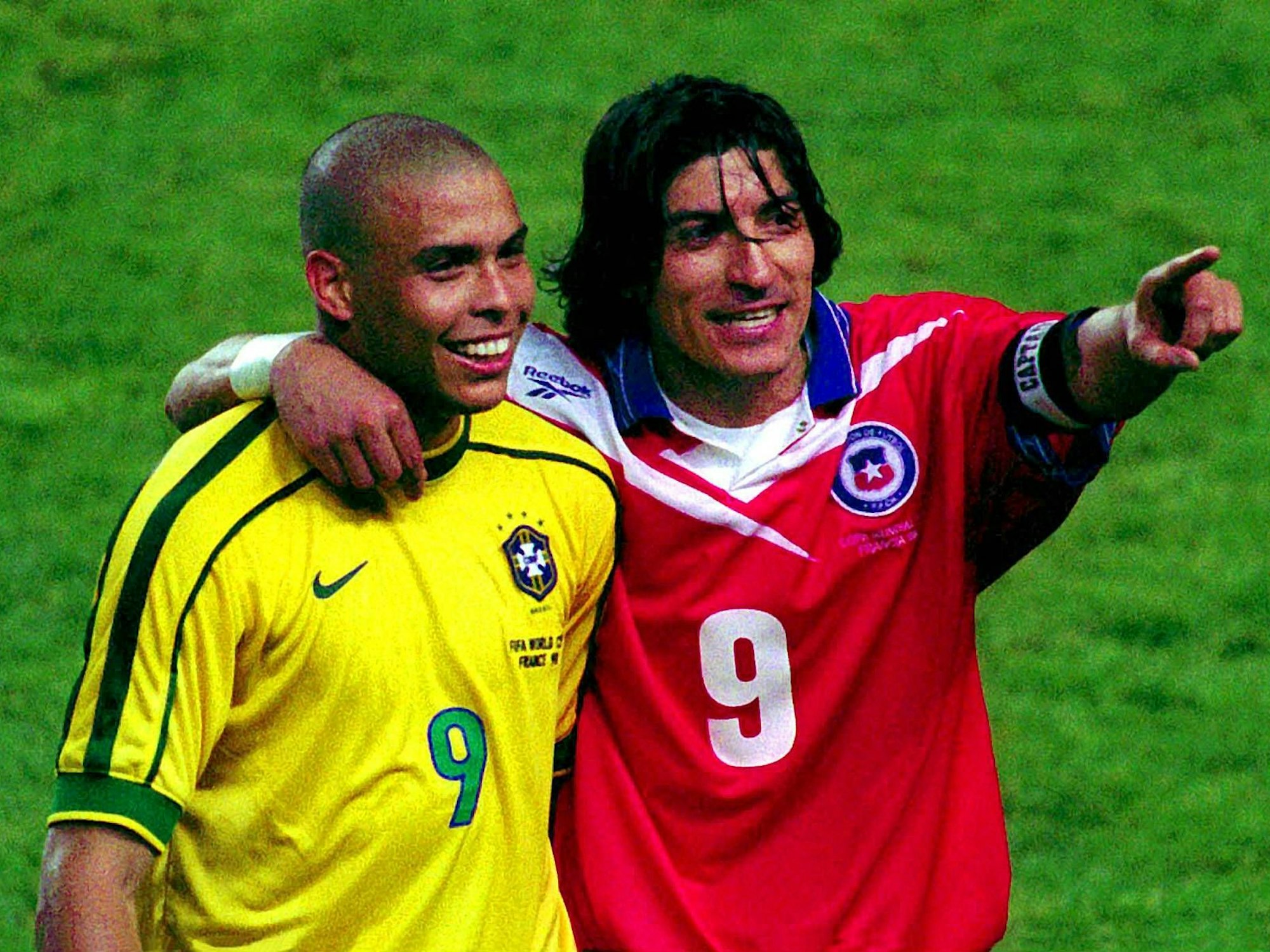 Ronaldo wird von Ivan Zamorano kameradschaftlich in den Arm genommen