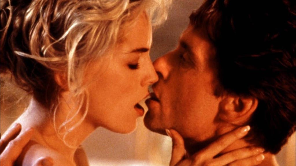 Michael Douglas und Sharon Stone küssen sich