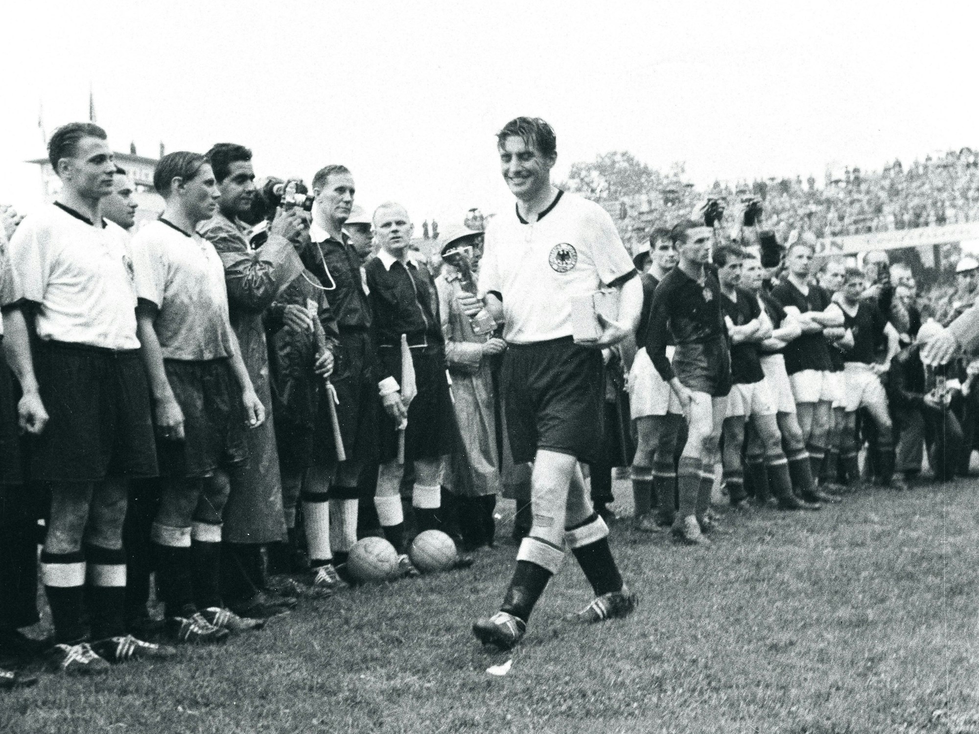 Fritz Walter nach dem WM-Sieg 1954 mit dem Jules-Rimet-Pokal.