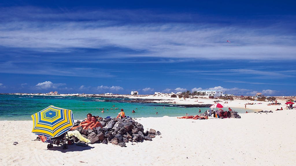 Das Foto zeigt einen Strand auf der kanarischen Insel Fuerteventura