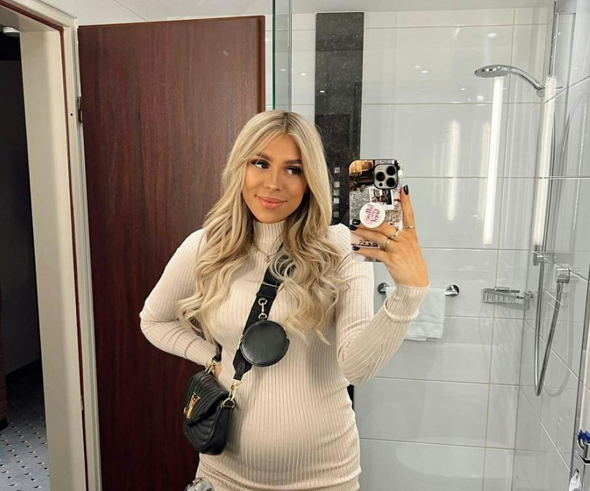 Dieses Selfie hat Nathalie Bleicher-Woth am 3. April 2022 auf ihrem Instagram-Kanal veröffentlicht. Darauf zu sehen ist auch ihr Babybauch. Ihr Sohn Liam Jonag wurde am 4. September 2022 geboren.