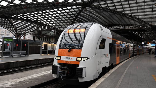 Ein RRX-Zug (Rhein-Ruhr-Express) steht im Bahnhof in Köln.&nbsp;
