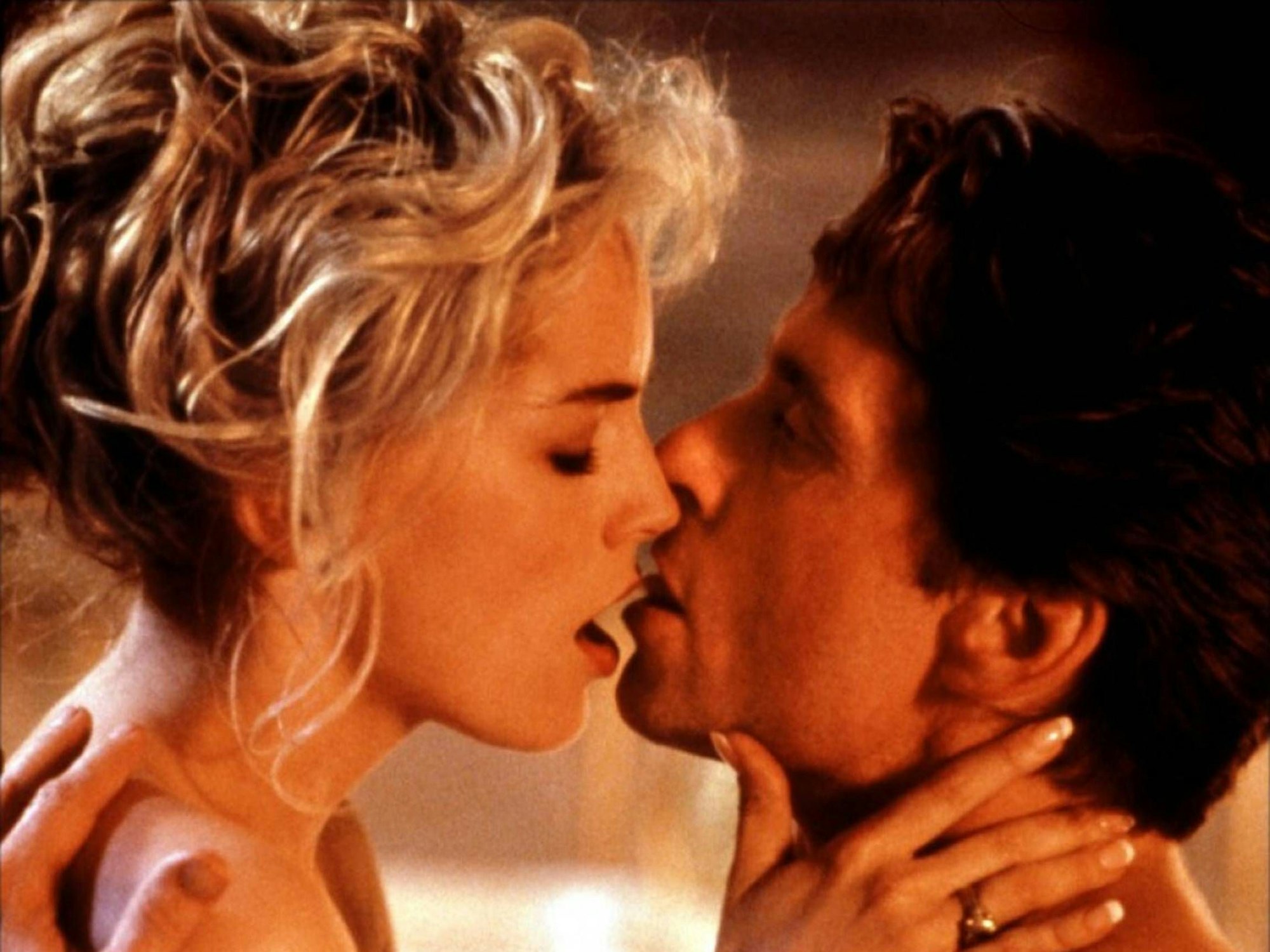 Michael Douglas in einer Szene des Filmes „Basic Instinct“ (1992) mit Sharon Stone