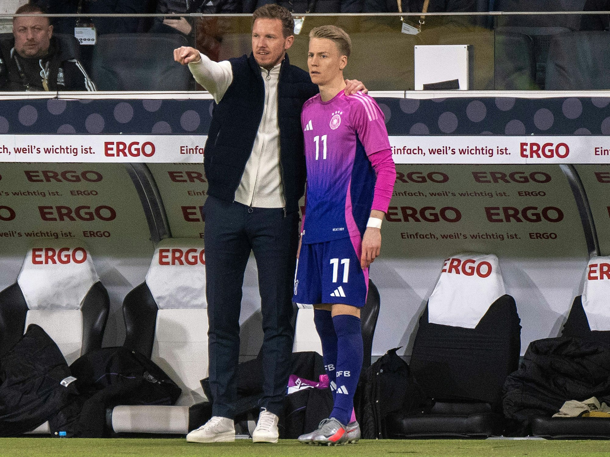 Bundestrainer Julian Nagelsmann gibt Chris Führich Anweisungen.