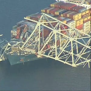Baltimore: Blick auf die Francis Scott Key Bridge, nach der Kollision eines Containerschiffs mit der Autobrücke.