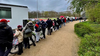 Beim Training des 1. FC Köln am Mittwoch (27. März 2024) schauten Hunderte Fans vorbei und machten der Mannschaft für die restlichen Spiele im Abstiegskampf Mut.