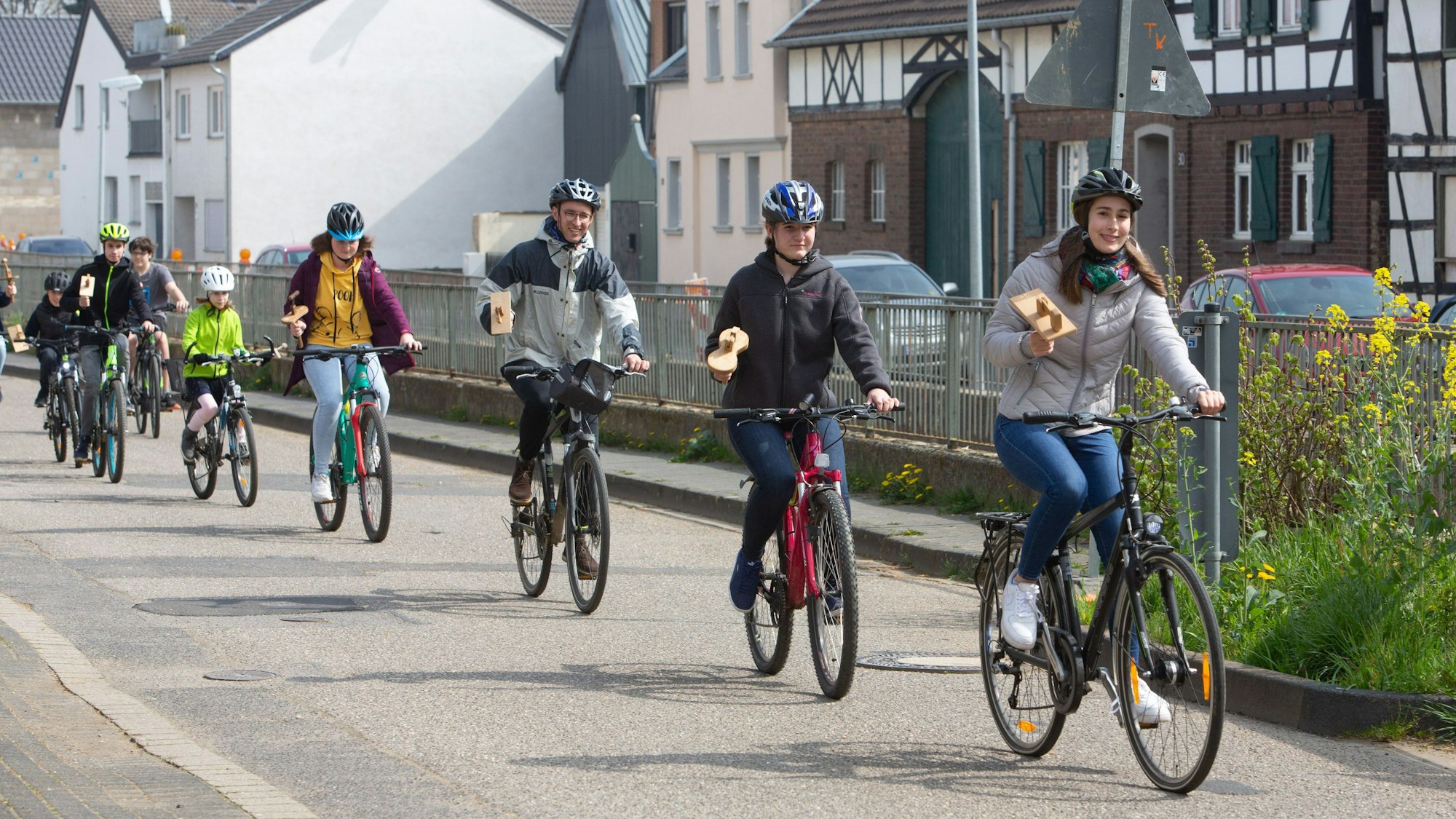 In Swisttal wird sogar auf Fahrrädern geklappert.