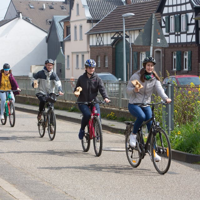 In Swisttal wird sogar auf Fahrrädern geklappert.