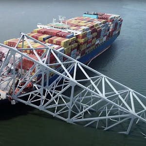 Ein Teil des Stahlrahmens der Francis Scott Key Bridge liegt auf dem Containerschiff Dali, nachdem die Brücke am 26. März 2024 in Baltimore, Maryland, zusammengebrochen ist.
