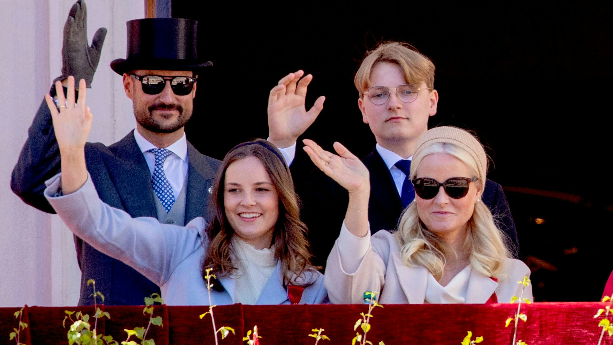 Prinz Haakon, Prinz Sverre Magnus, Prinzessin Ingrid Alexandra und Prinzessin Mette-Marit winken dem Volk zu.