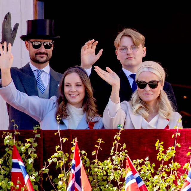 Kronprinz Haakon, Prinzessin Ingrid Alexandra, Prinz Sverre Magnus und Prinzessin Mette-Marit winken im Mai 2022 vom Palastbalkon.