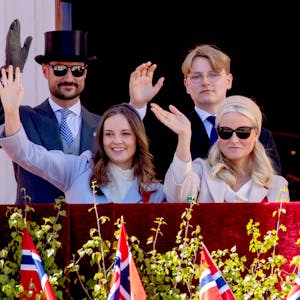 Prinz Haakon, Prinz Sverre Magnus, Prinzessin Ingrid Alexandra und Prinzessin Mette-Marit winken dem Volk zu.